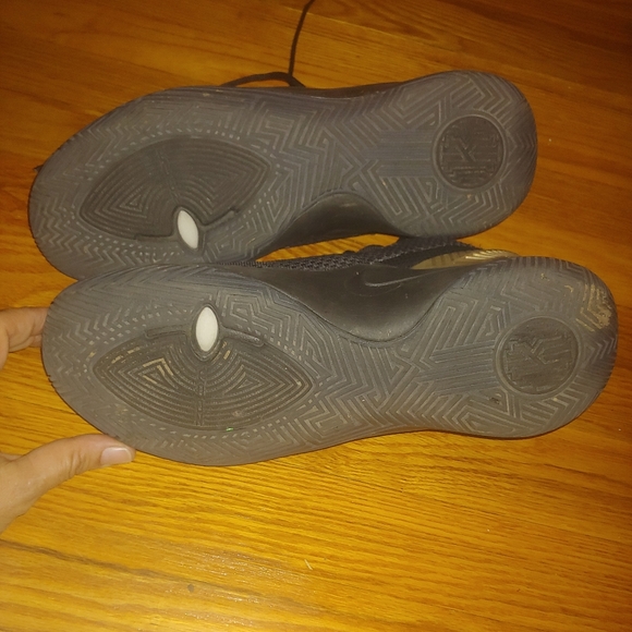 Kyrie Flytrap 2 'Black Gold'
 Size 10.5 - Picture 5 of 9